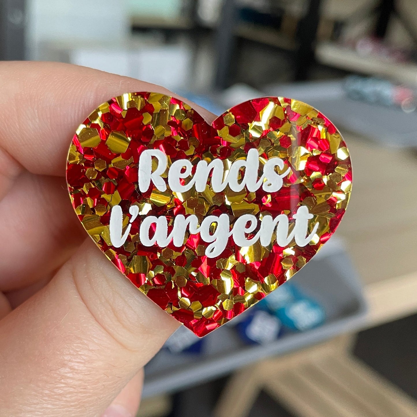 [CONTRÔLE TECHNIQUE] Broche "Rends l'argent" en acrylique semi-transparente à pois rouges, dorés et noirs