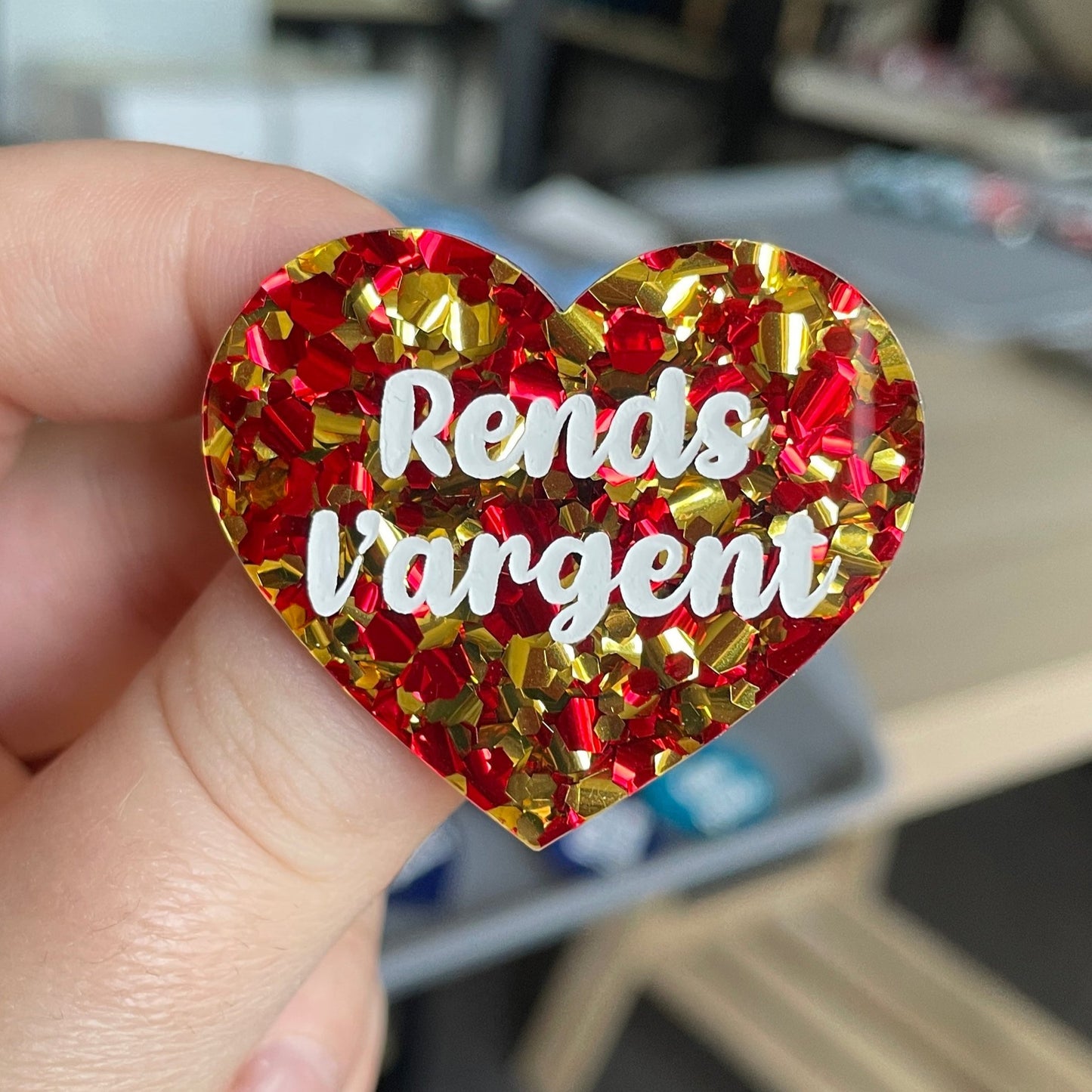 [CONTRÔLE TECHNIQUE] Broche "Rends l'argent" en acrylique semi-transparente à pois rouges, dorés et noirs