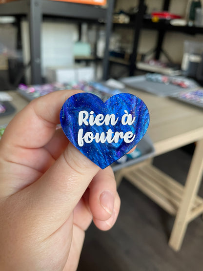 [CONTRÔLE TECHNIQUE] Broche "Rien à foutre" en acrylique marbrée bleue à paillettes