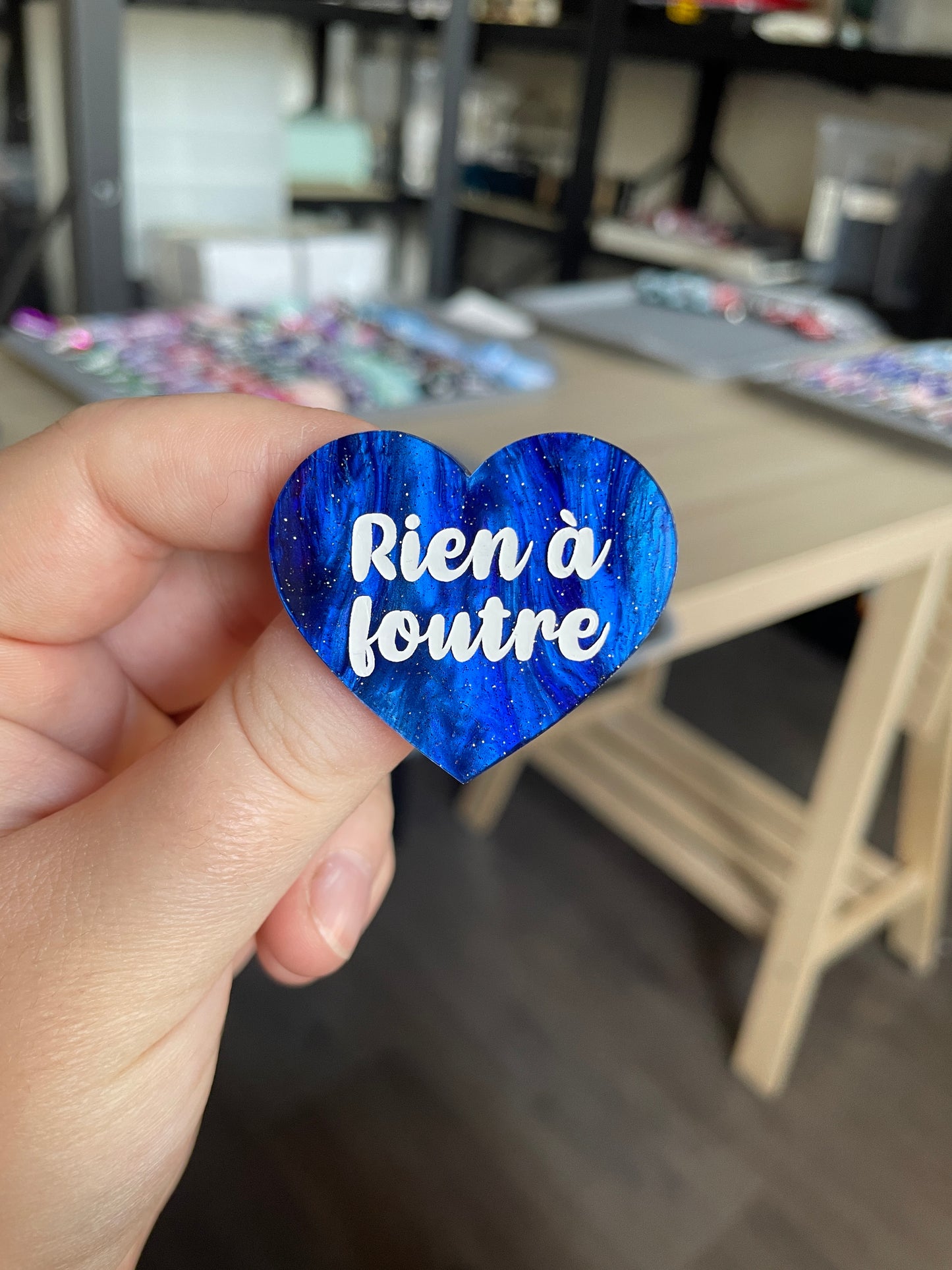 [CONTRÔLE TECHNIQUE] Broche "Rien à foutre" en acrylique marbrée bleue à paillettes