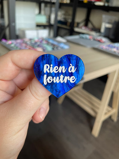 [CONTRÔLE TECHNIQUE] Broche "Rien à foutre" en acrylique marbrée bleue à paillettes