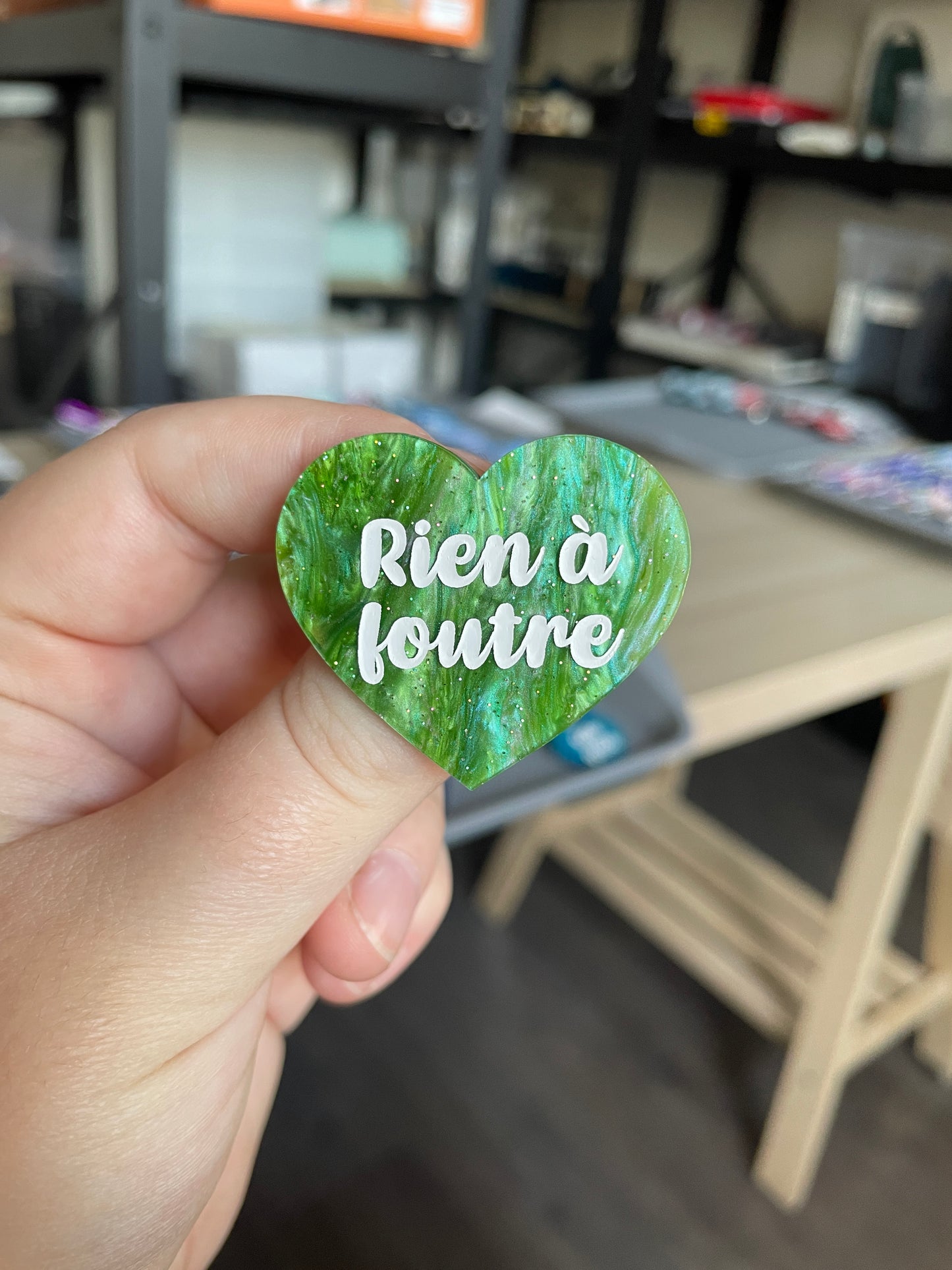 [CONTRÔLE TECHNIQUE] Broche "Rien à foutre" en acrylique marbrée verte