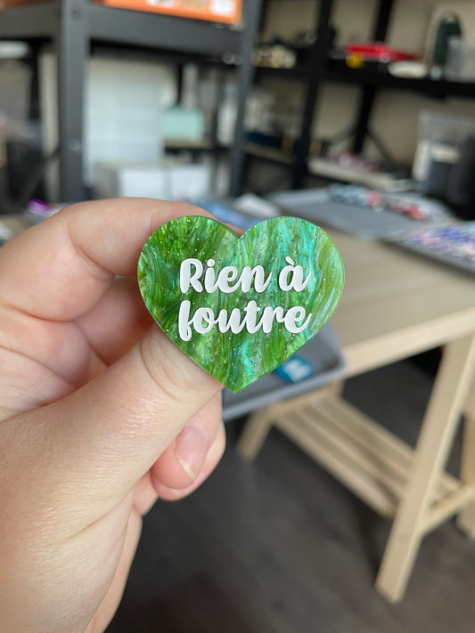 [CONTRÔLE TECHNIQUE] Broche "Rien à foutre" en acrylique marbrée verte