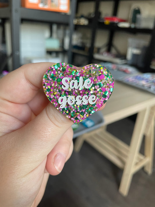 [CONTRÔLE TECHNIQUE] Broche "Sale gosse" en acrylique semi-transparente avec des pois roses, verts et dorés