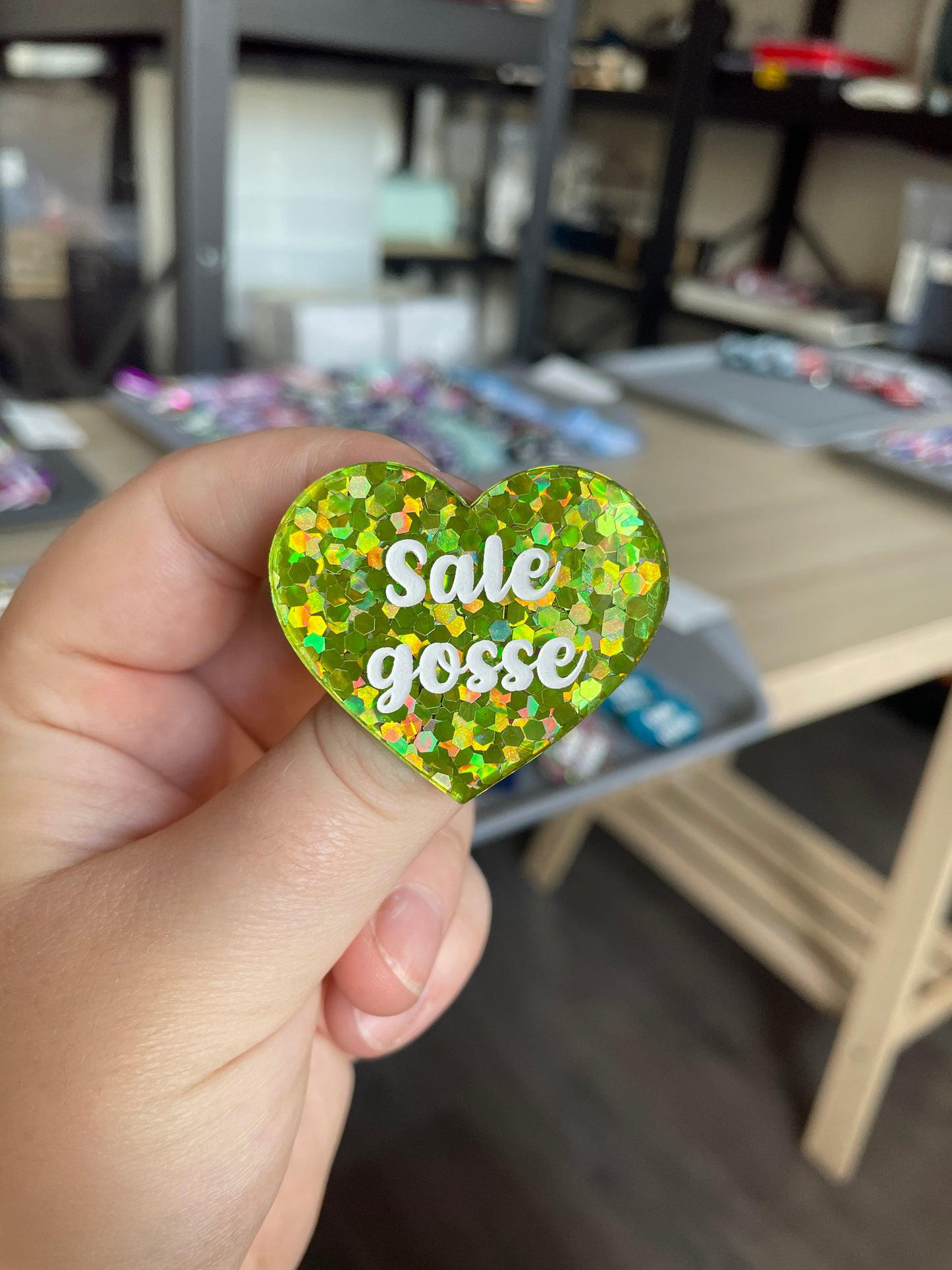 [CONTRÔLE TECHNIQUE] Broche "Sale gosse" en acrylique semi-transparente avec des confettis verts