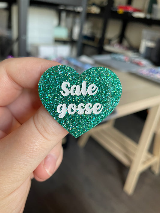 [CONTRÔLE TECHNIQUE] Broche "Sale gosse" en acrylique à paillettes turquoise