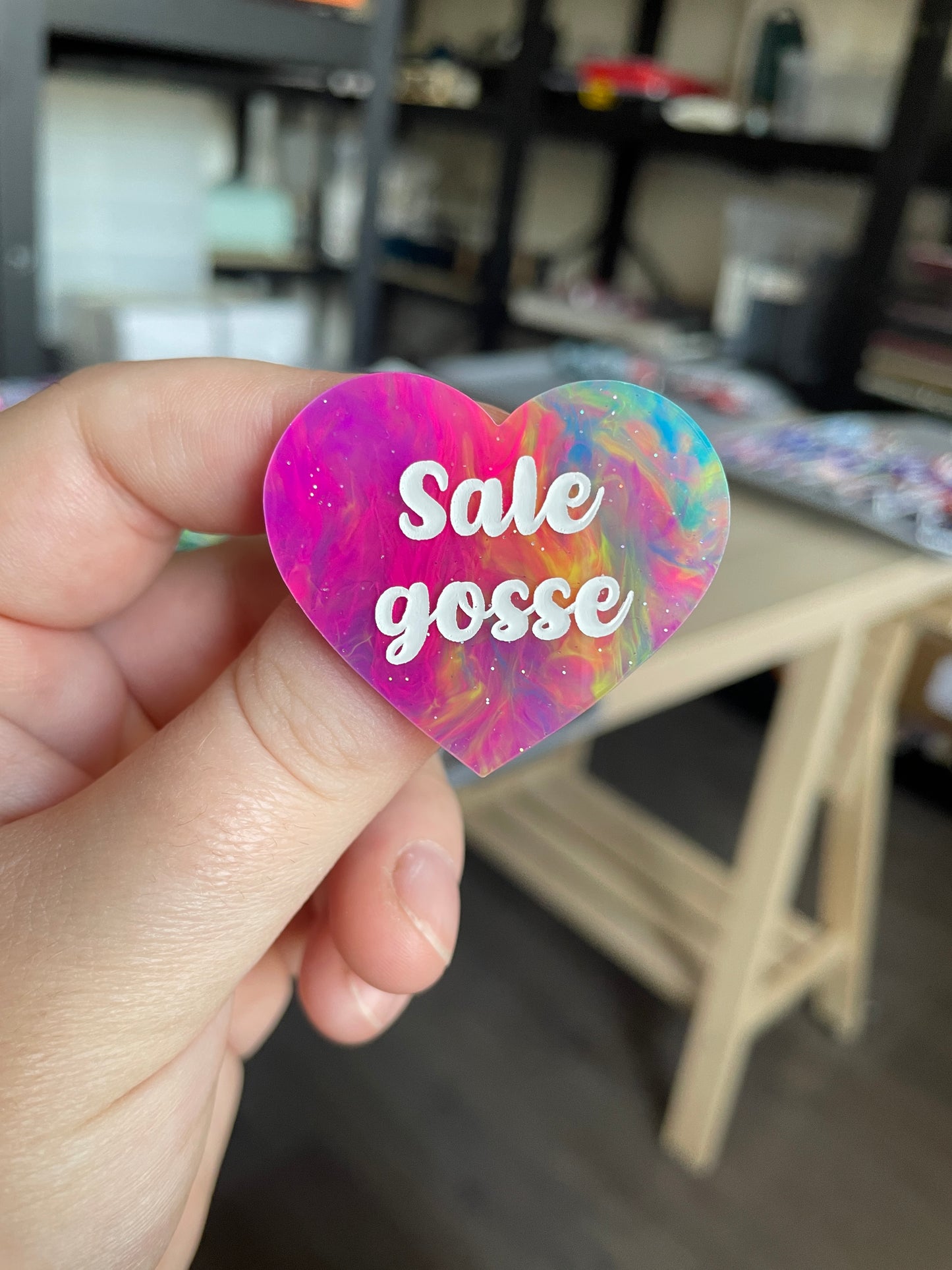 [CONTRÔLE TECHNIQUE] Broche "Sale gosse" en acrylique marbrée semi-transparente multicolores (Copie)