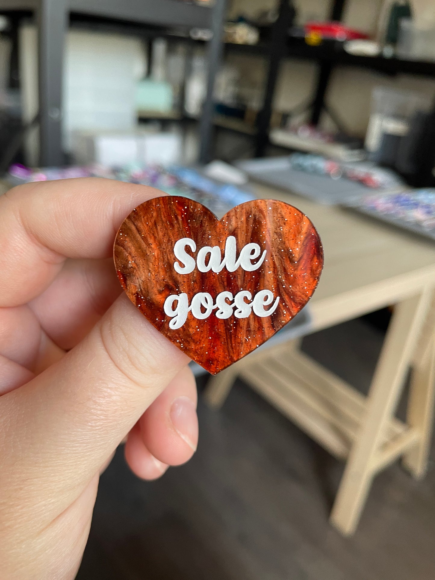 [CONTRÔLE TECHNIQUE] Broche "Sale gosse" en acrylique marbrée marron à paillettes