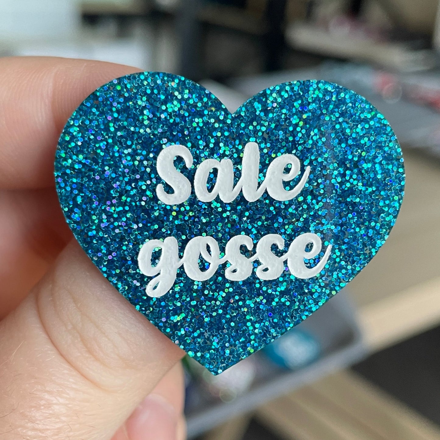 [CONTRÔLE TECHNIQUE] Broche "Sale gosse" en acrylique à paillettes bleues