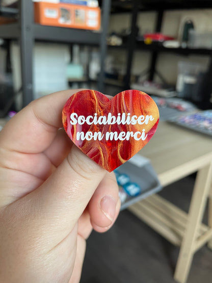 [CONTRÔLE TECHNIQUE] Broche "Sociabiliser non merci" en acrylique marbrée rouge, blanche et dorée