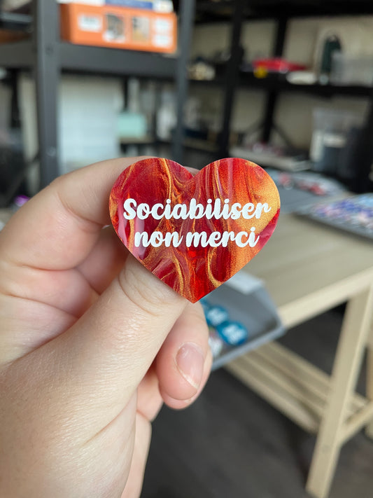 [CONTRÔLE TECHNIQUE] Broche "Sociabiliser non merci" en acrylique marbrée rouge, blanche et dorée