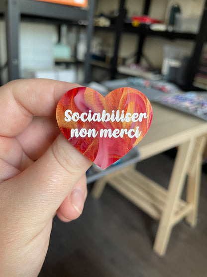[CONTRÔLE TECHNIQUE] Broche "Sociabiliser non merci" en acrylique marbrée rouge, blanche et dorée