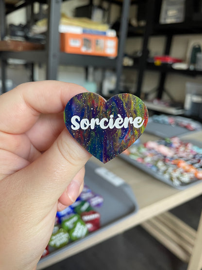 [CONTRÔLE TECHNIQUE] Broche "Sorcière" en acrylique marbrée semi-transparente bleue et multicolore