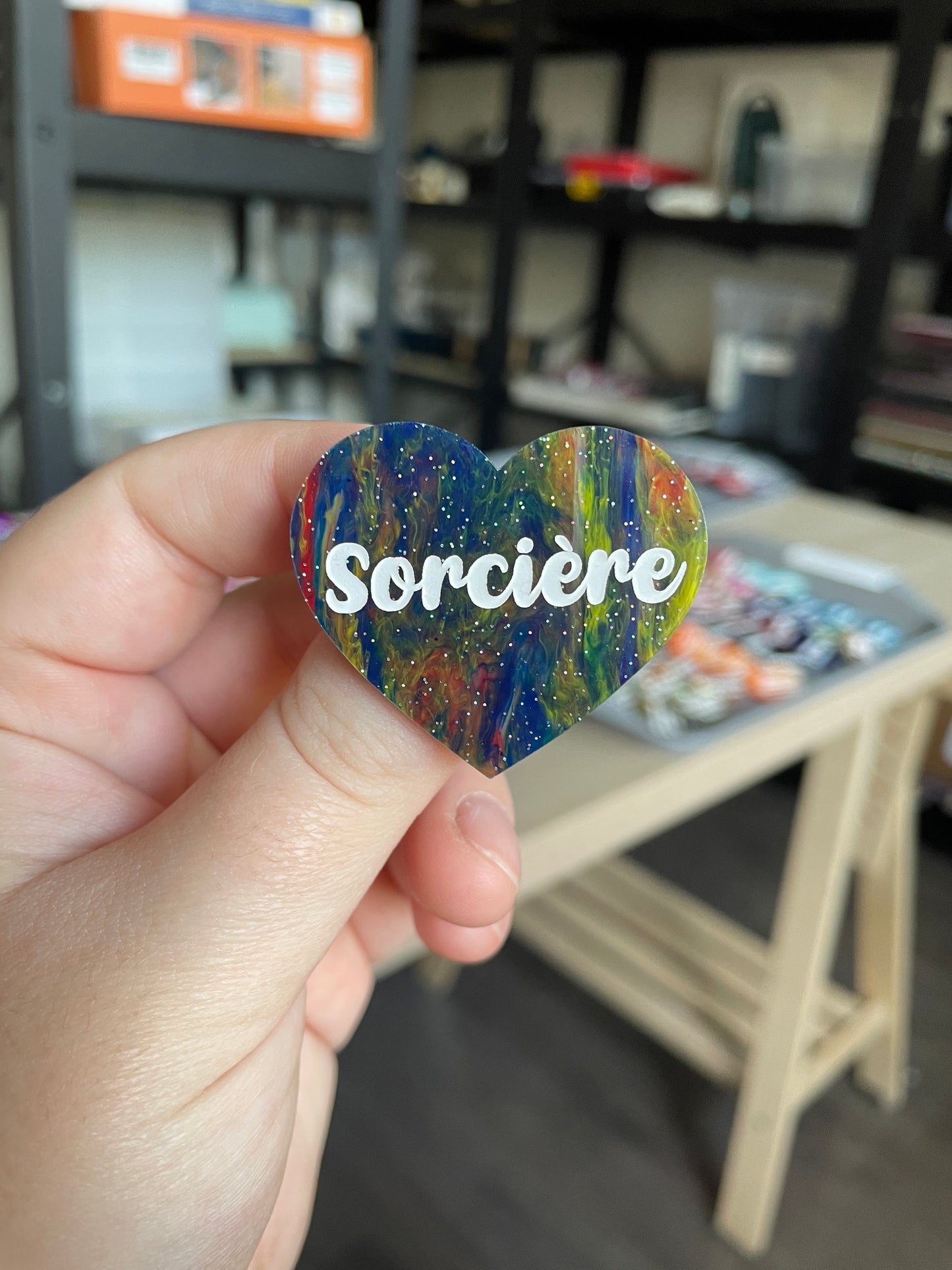 [CONTRÔLE TECHNIQUE] Broche "Sorcière" en acrylique marbrée semi-transparente bleue et multicolore