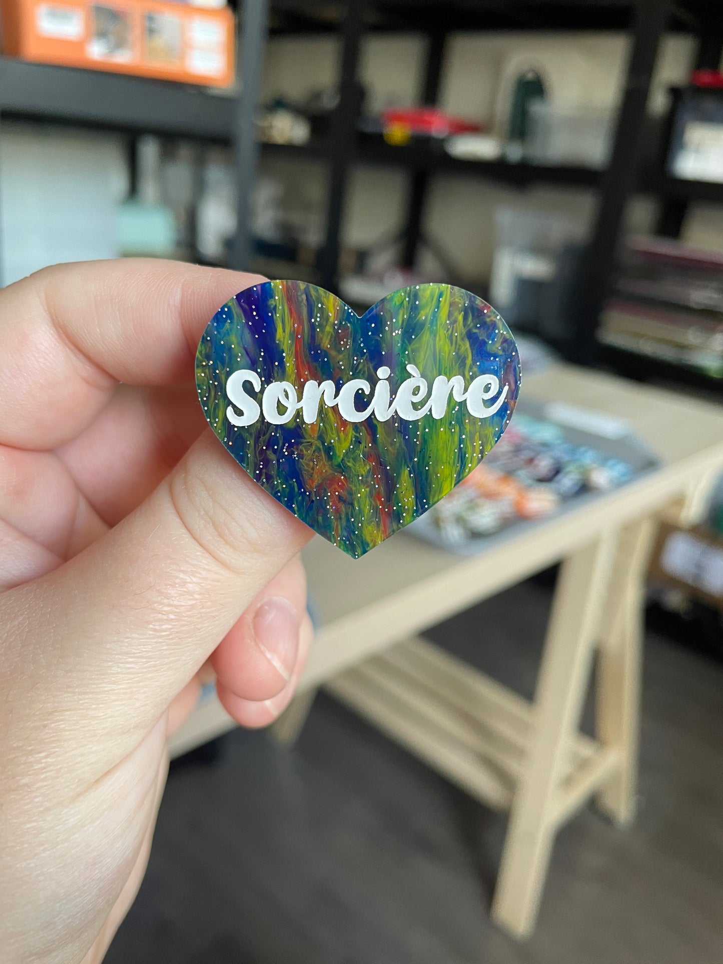 [CONTRÔLE TECHNIQUE] Broche "Sorcière" en acrylique marbrée semi-transparente bleue et multicolore