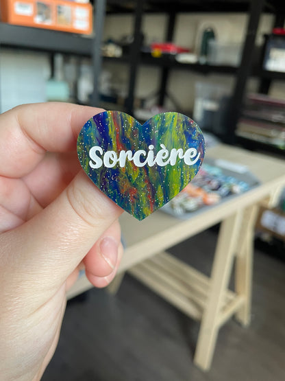 [CONTRÔLE TECHNIQUE] Broche "Sorcière" en acrylique marbrée semi-transparente bleue et multicolore