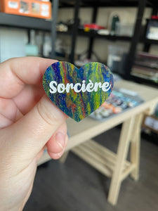 [CONTRÔLE TECHNIQUE] Broche "Sorcière" en acrylique marbrée semi-transparente bleue et multicolore