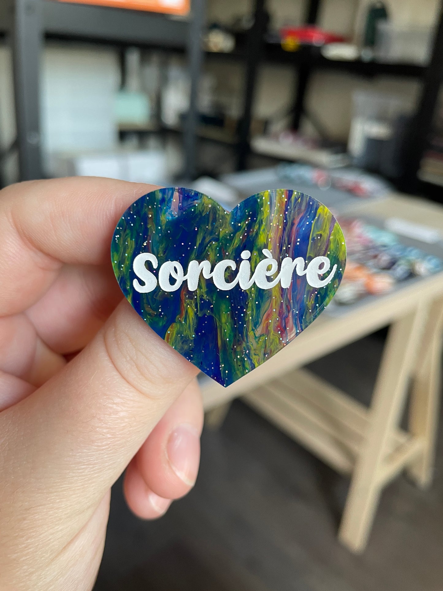 [CONTRÔLE TECHNIQUE] Broche "Sorcière" en acrylique marbrée semi-transparente bleue et multicolore