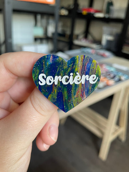 [CONTRÔLE TECHNIQUE] Broche "Sorcière" en acrylique marbrée semi-transparente bleue et multicolore