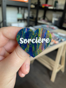 [CONTRÔLE TECHNIQUE] Broche "Sorcière" en acrylique marbrée semi-transparente bleue et multicolore
