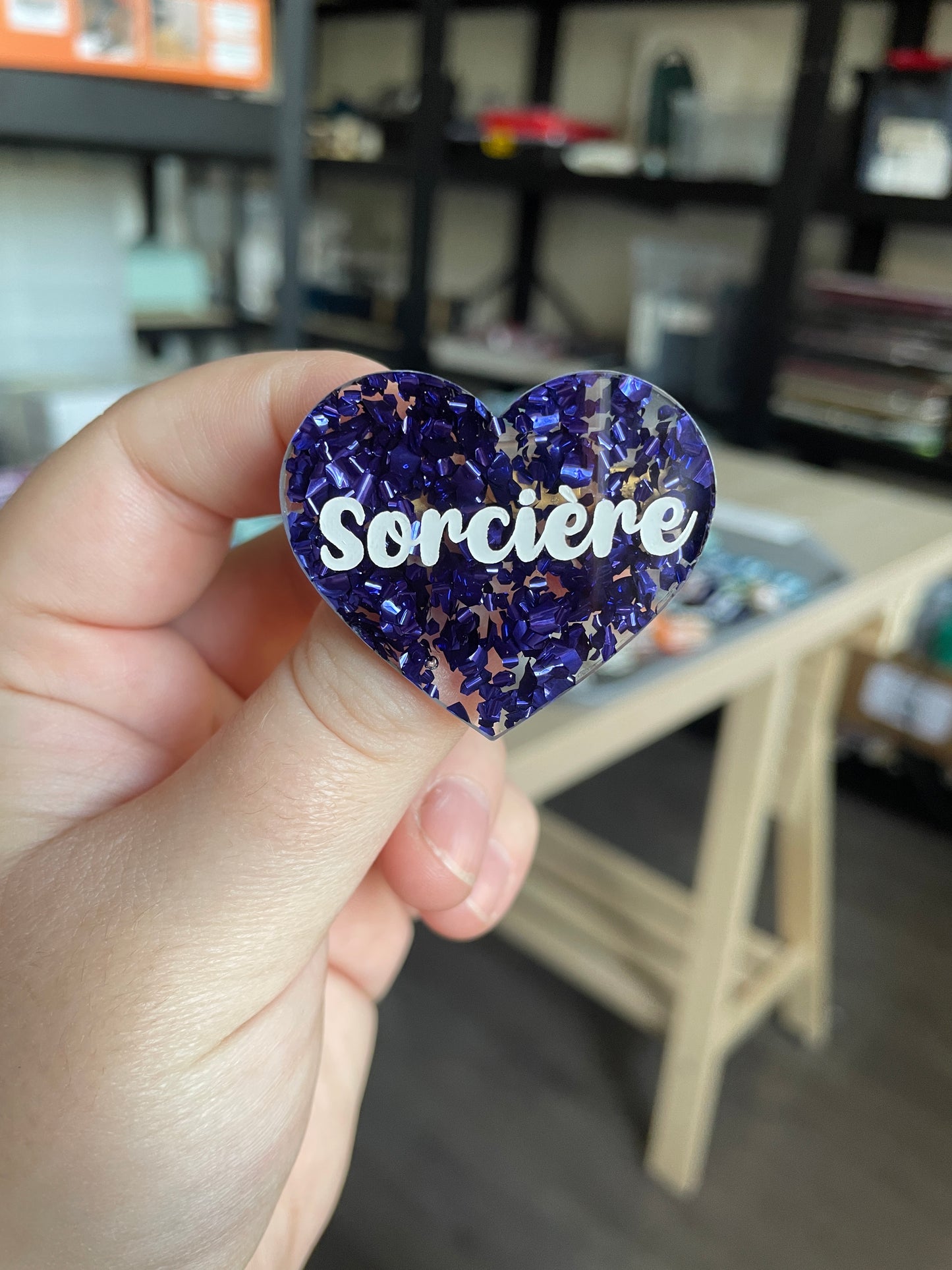 [CONTRÔLE TECHNIQUE] Broche "Sorcière" en acrylique semi-transparente avec des confettis bleus/violets