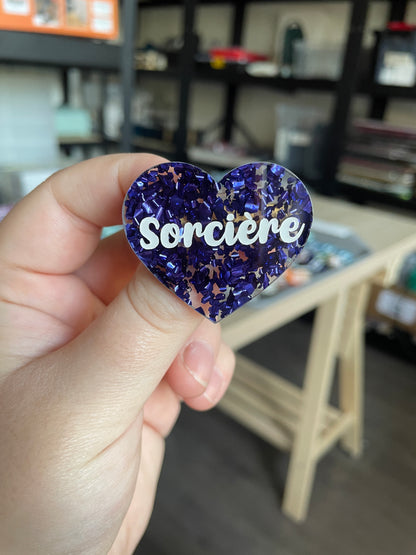 [CONTRÔLE TECHNIQUE] Broche "Sorcière" en acrylique semi-transparente avec des confettis bleus/violets