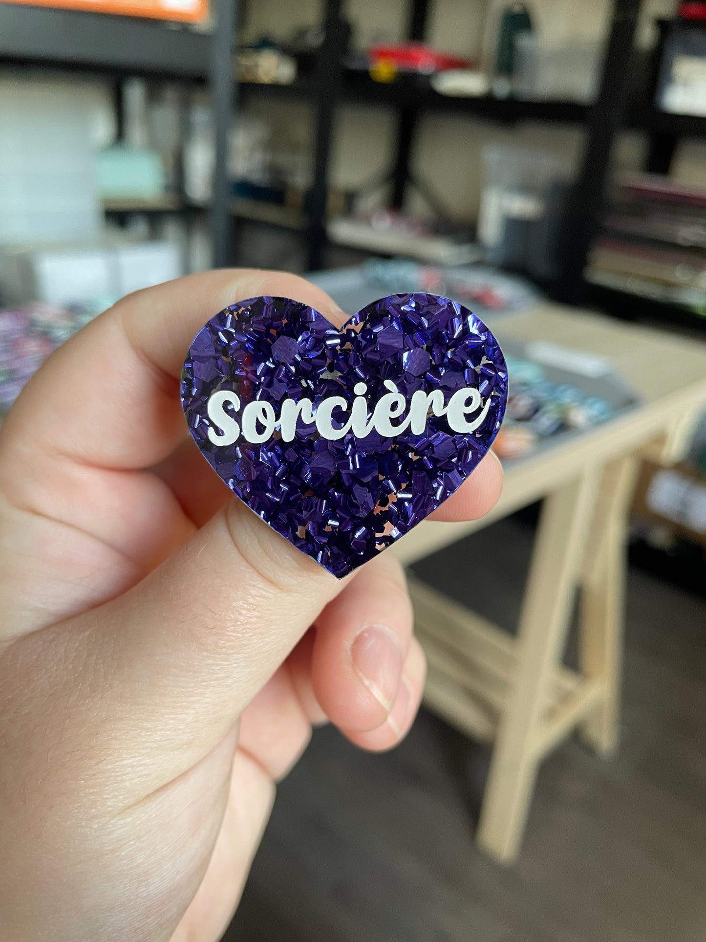 [CONTRÔLE TECHNIQUE] Broche "Sorcière" en acrylique semi-transparente avec des confettis bleus/violets