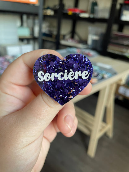 [CONTRÔLE TECHNIQUE] Broche "Sorcière" en acrylique semi-transparente avec des confettis bleus/violets