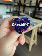 Charger l&#39;image dans la galerie, [CONTRÔLE TECHNIQUE] Broche &quot;Sorcière&quot; en acrylique semi-transparente avec des confettis bleus/violets