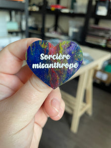 [CONTRÔLE TECHNIQUE] Broche "Sorcière misanthrope" en acrylique marbrée semi-transparente bleue et multicolore