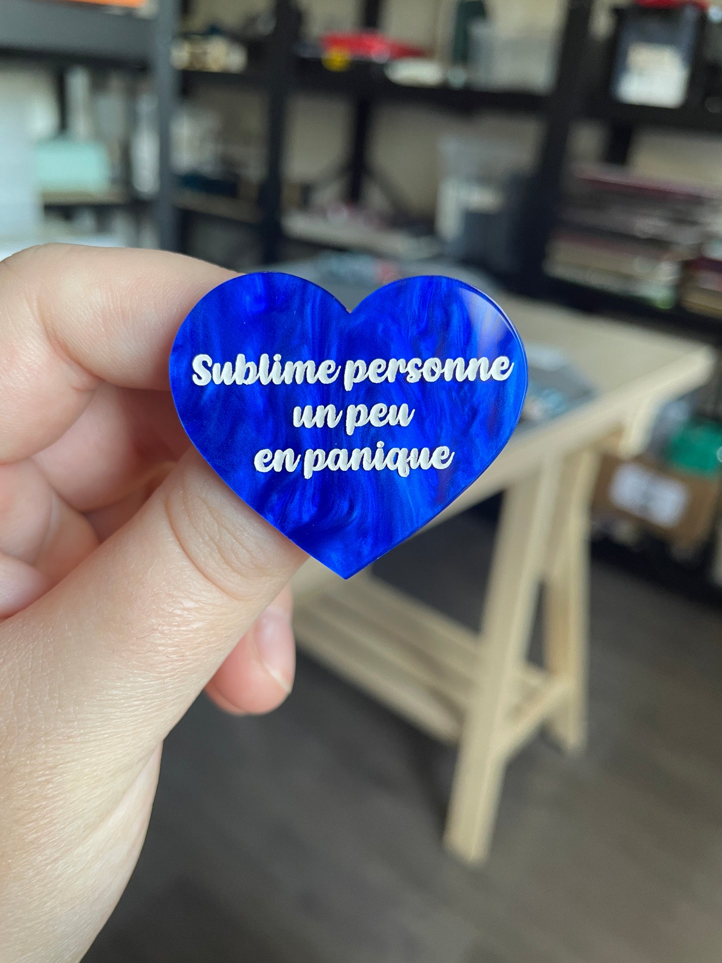 [CONTRÔLE TECHNIQUE] Broche "Sublime personne un peu en panique" en acrylique marbrée bleue