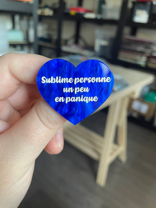 [CONTRÔLE TECHNIQUE] Broche "Sublime personne un peu en panique" en acrylique marbrée bleue
