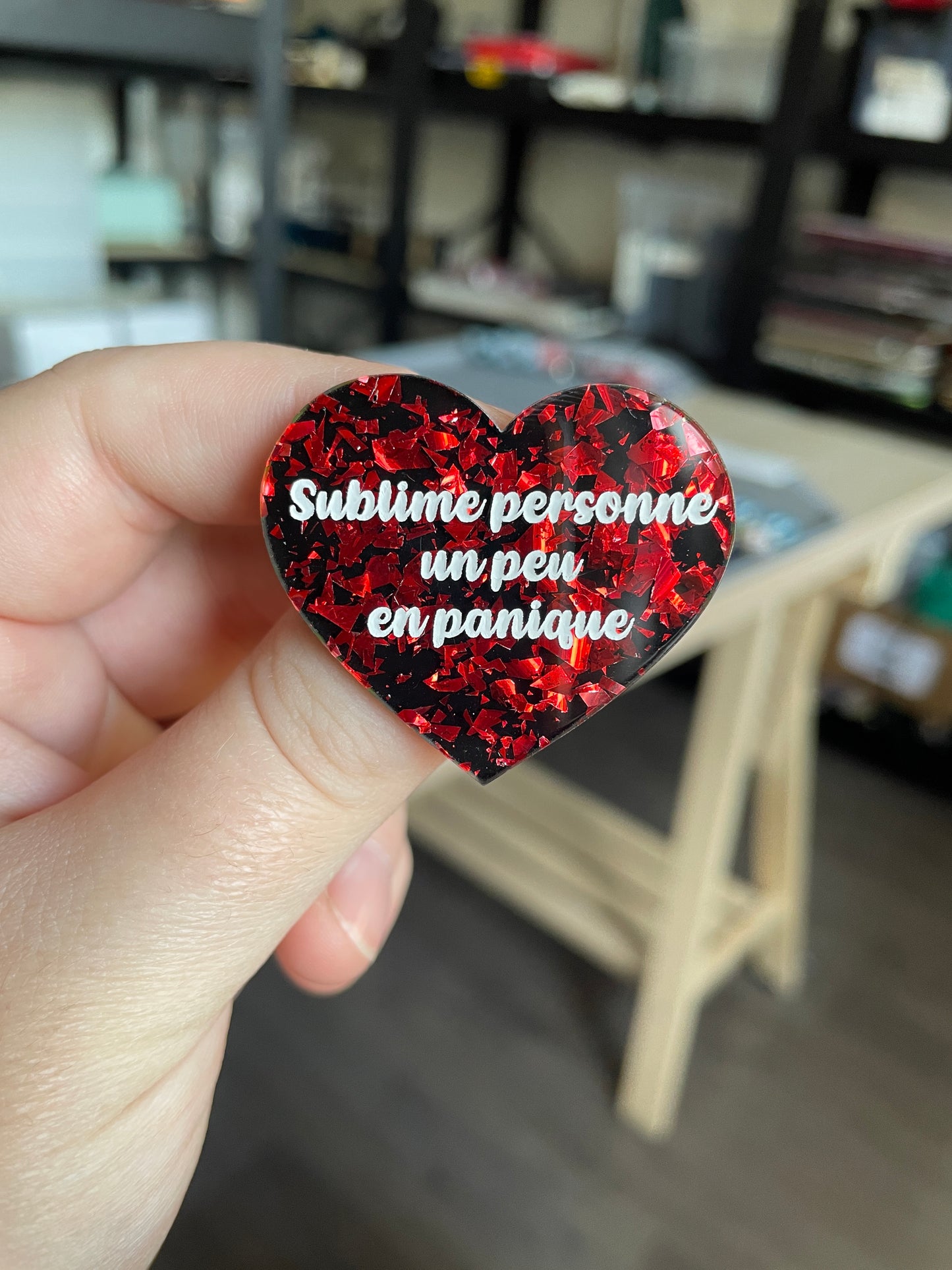[CONTRÔLE TECHNIQUE] Broche "Sublime personne un peu en panique" en acrylique noire avec des éclats de confettis rouges