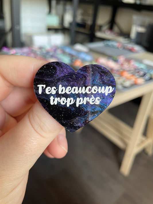 [CONTRÔLE TECHNIQUE] Broche "T'es beaucoup trop près" en acrylique marbrée noire, bleue et violette à paillettes