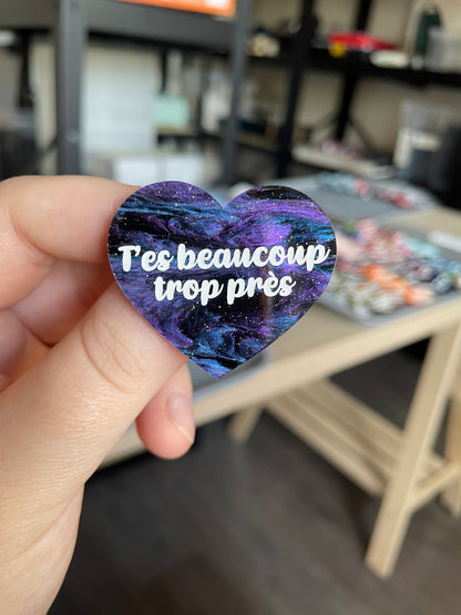 [CONTRÔLE TECHNIQUE] Broche "T'es beaucoup trop près" en acrylique marbrée noire, bleue et violette à paillettes