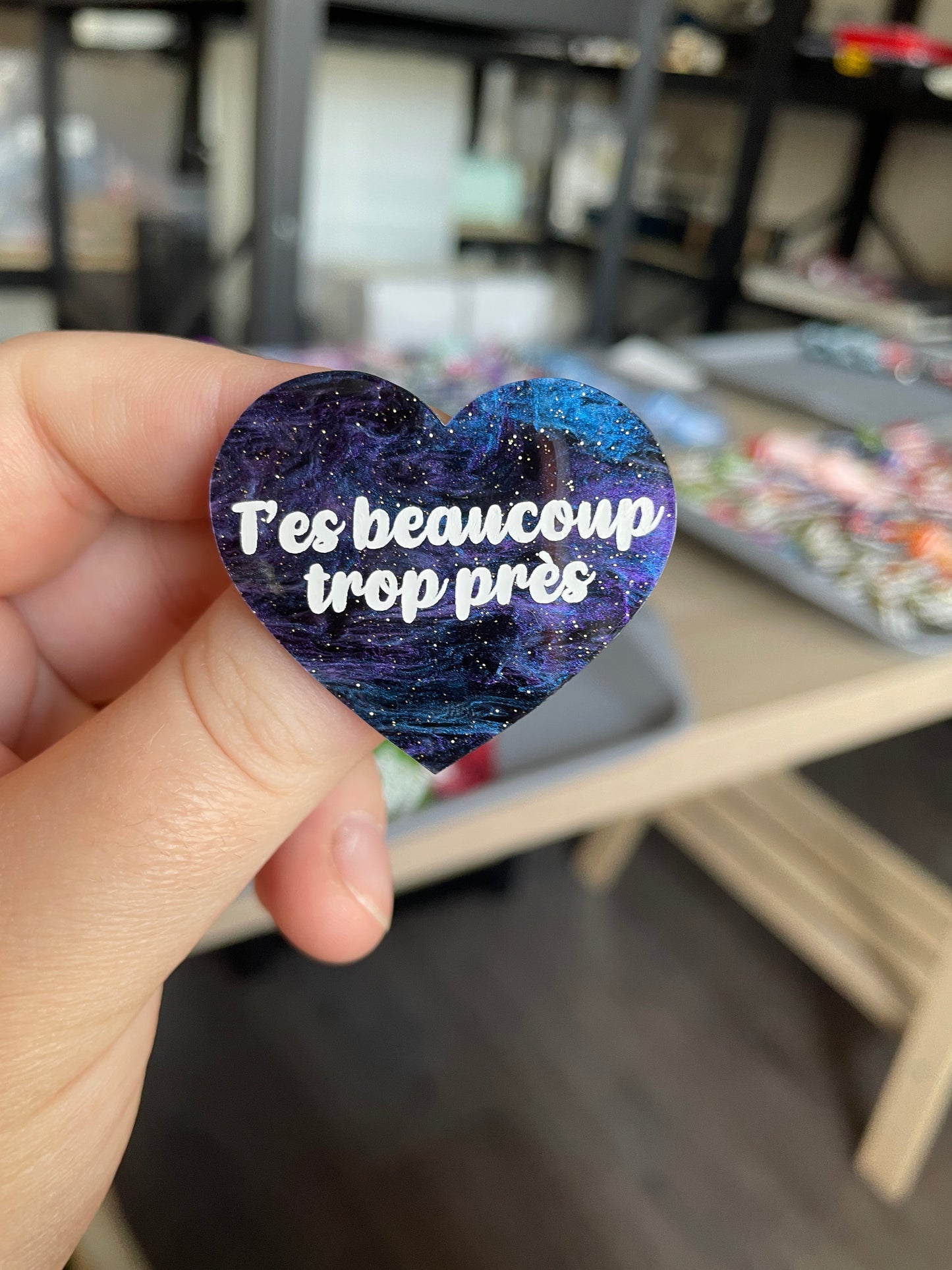 [CONTRÔLE TECHNIQUE] Broche "T'es beaucoup trop près" en acrylique marbrée noire, bleue et violette à paillettes
