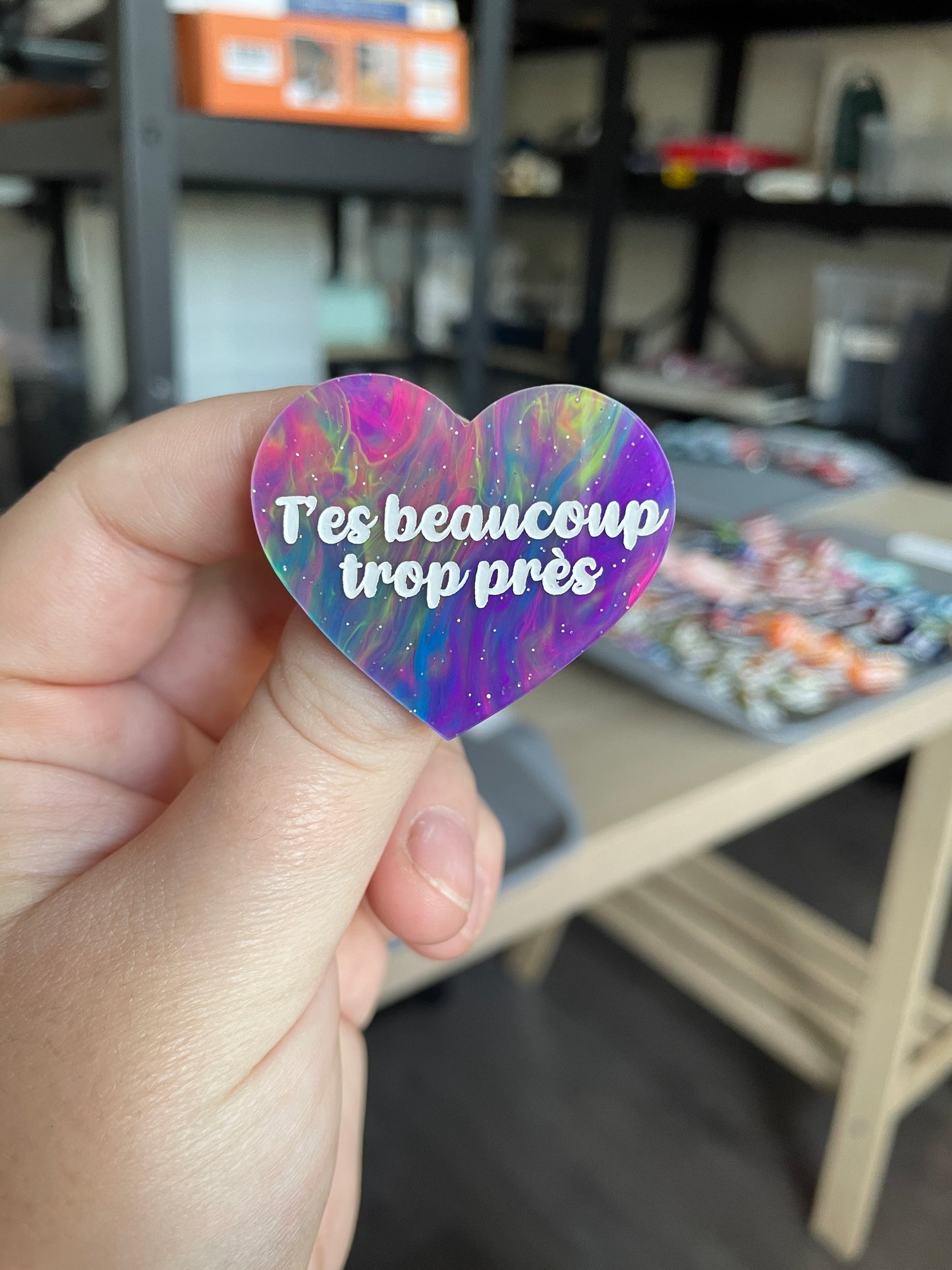 [CONTRÔLE TECHNIQUE] Broche "T'es beaucoup trop près" en acrylique marbrée semi-transparente multicolores