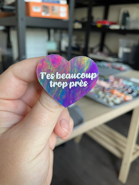 [CONTRÔLE TECHNIQUE] Broche "T'es beaucoup trop près" en acrylique marbrée semi-transparente multicolores
