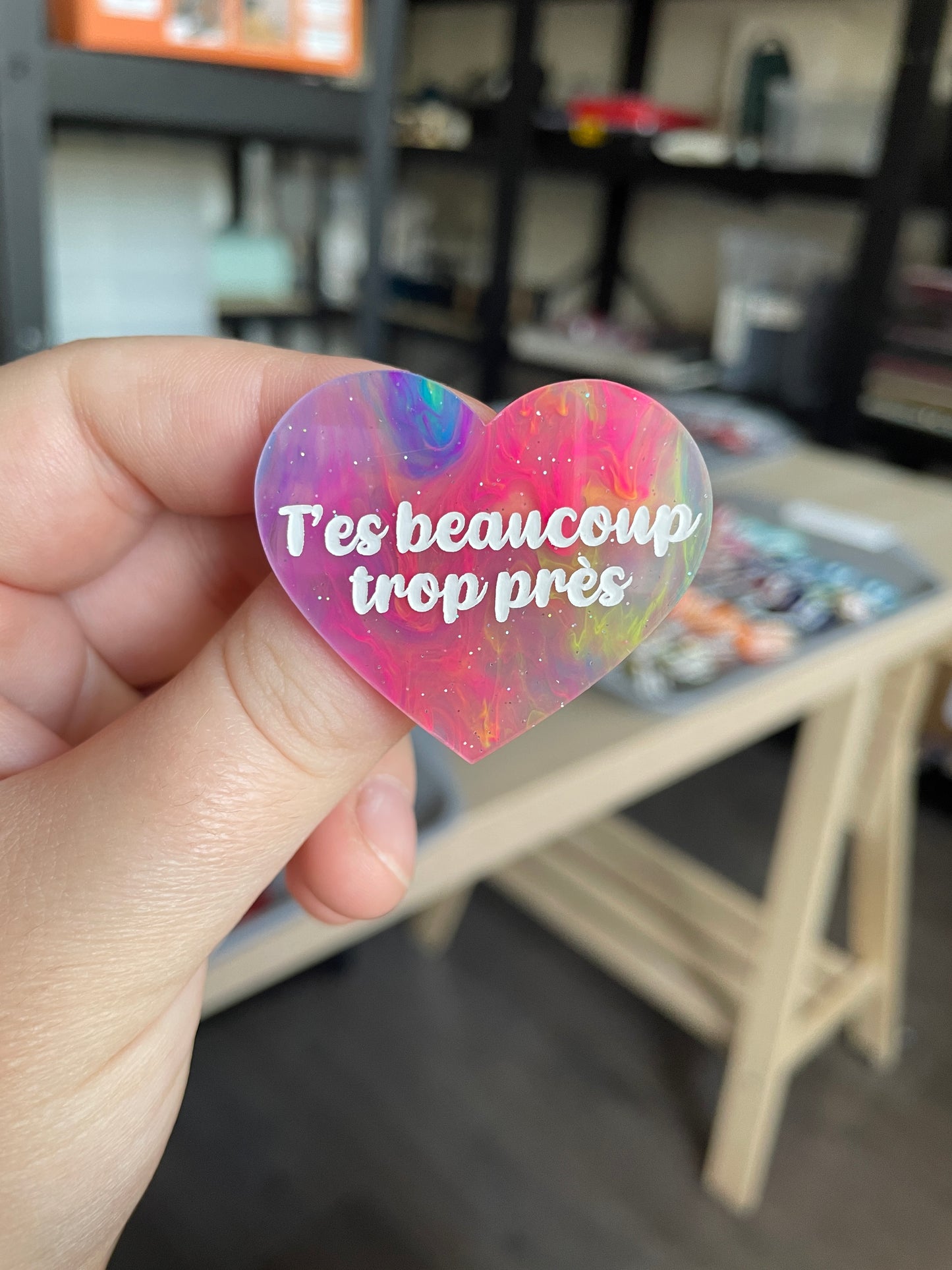 [CONTRÔLE TECHNIQUE] Broche "T'es beaucoup trop près" en acrylique marbrée semi-transparente multicolores