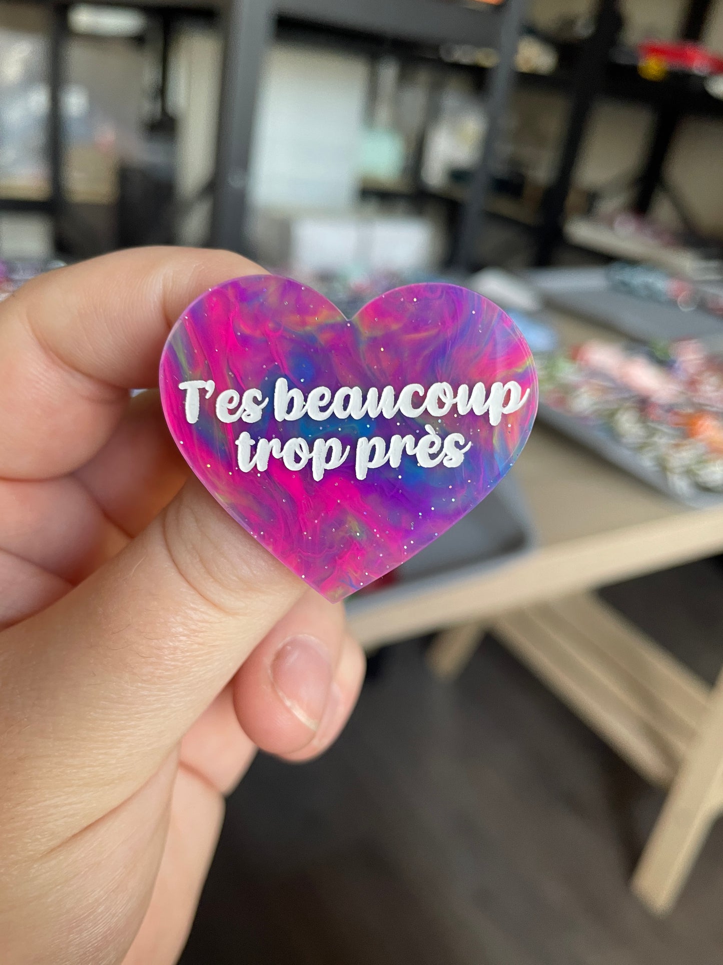 [CONTRÔLE TECHNIQUE] Broche "T'es beaucoup trop près" en acrylique marbrée semi-transparente multicolores