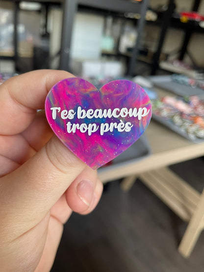 [CONTRÔLE TECHNIQUE] Broche "T'es beaucoup trop près" en acrylique marbrée semi-transparente multicolores
