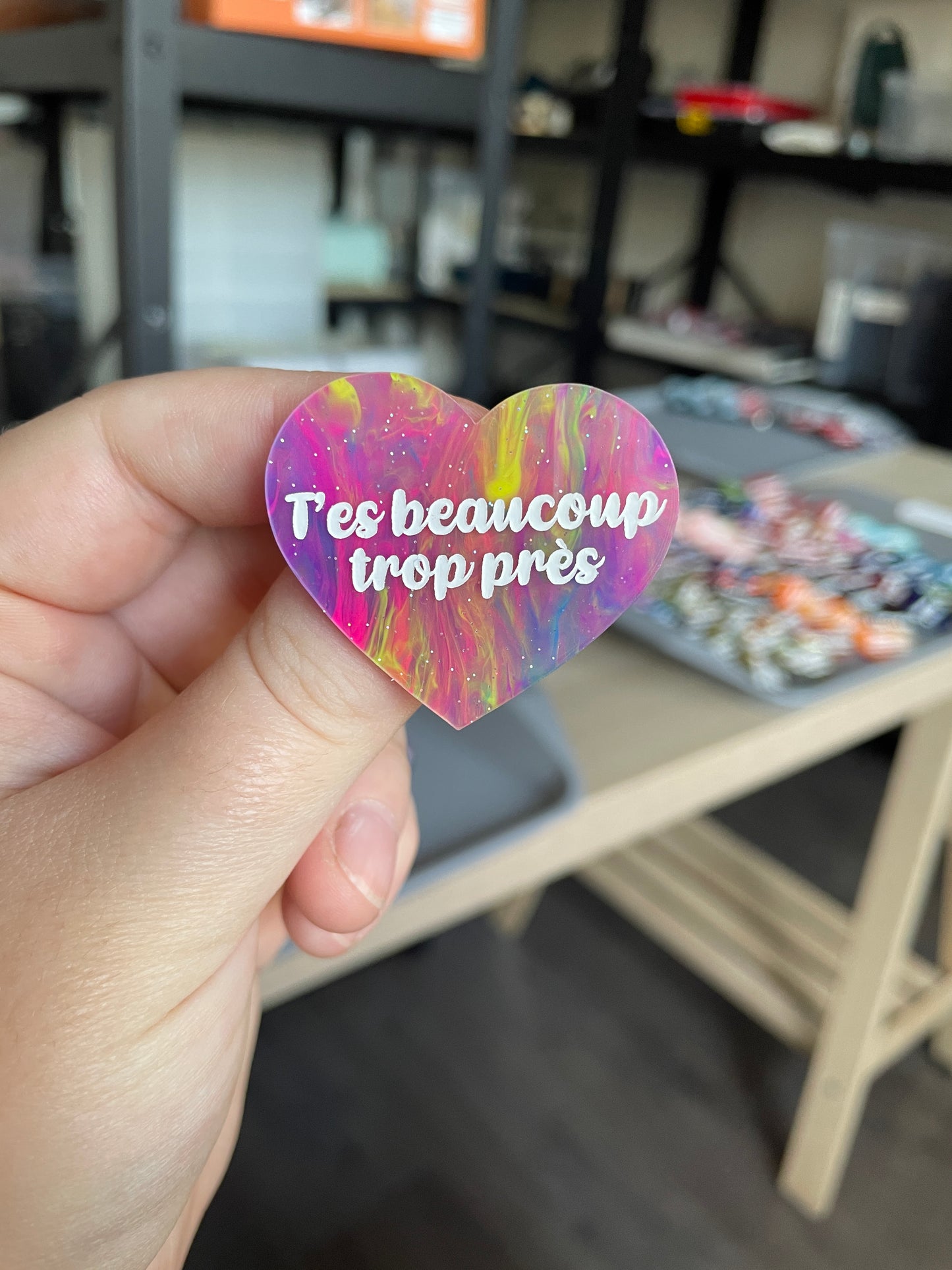 [CONTRÔLE TECHNIQUE] Broche "T'es beaucoup trop près" en acrylique marbrée semi-transparente multicolores