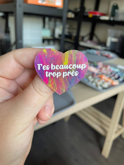 [CONTRÔLE TECHNIQUE] Broche "T'es beaucoup trop près" en acrylique marbrée semi-transparente multicolores