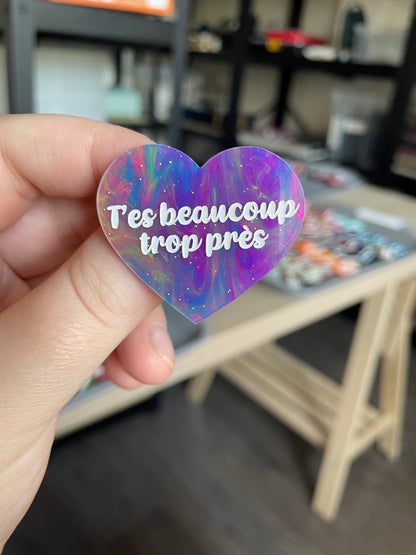 [CONTRÔLE TECHNIQUE] Broche "T'es beaucoup trop près" en acrylique marbrée semi-transparente multicolores