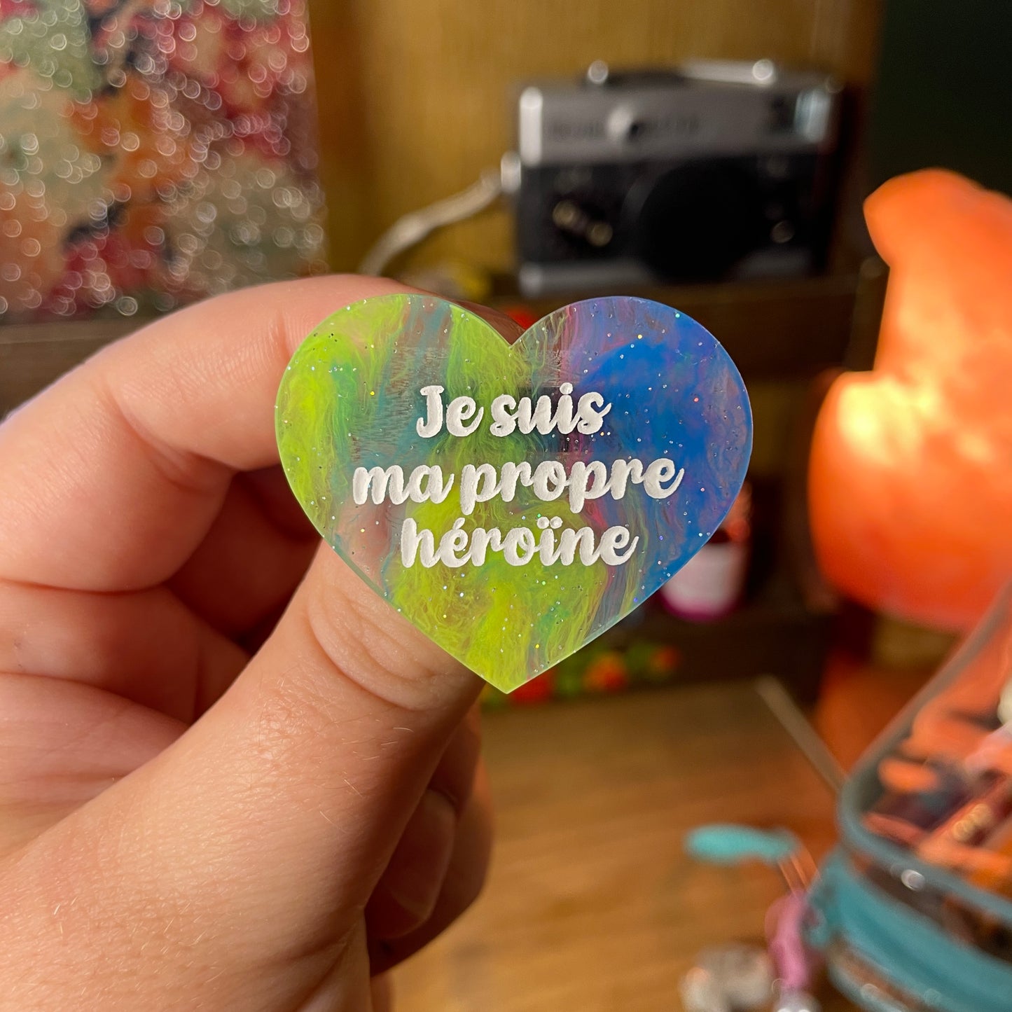 Broche "Je suis ma propre héroïne" en acrylique semi transparente marbrée multicolore
