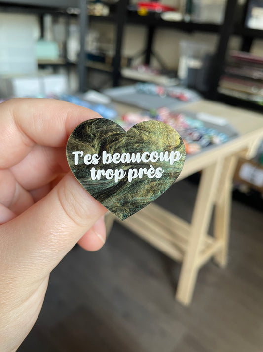 [CONTRÔLE TECHNIQUE] Broche "T'es beaucoup trop près" en acrylique marbrée verte et dorée