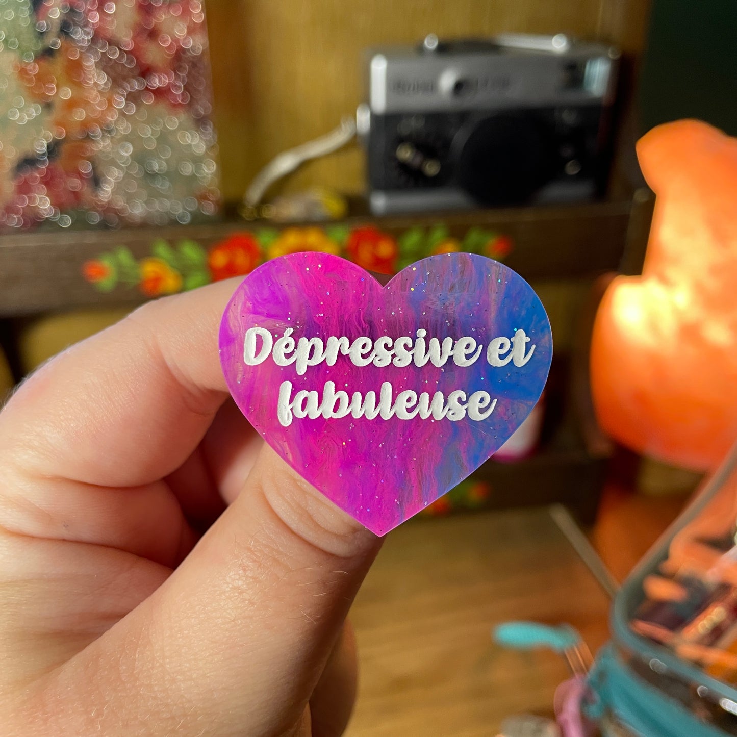 Broche "Dépressive et fabuleuse" en acrylique semi transparente marbrée multicolore