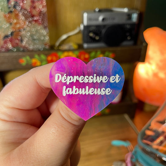 Broche "Dépressive et fabuleuse" en acrylique semi transparente marbrée multicolore