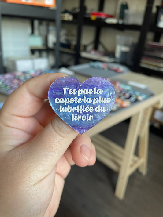 [CONTRÔLE TECHNIQUE] Broche "T'es pas la capote la plus lubrifiée du tiroir" en acrylique marbrée bleue, blanche et violette