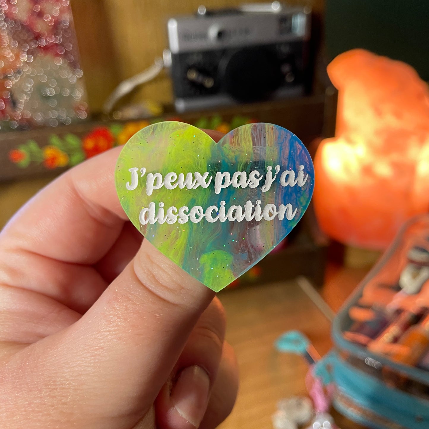 Broche "J'peux pas j'ai dissociation" en acrylique semi transparente marbrée multicolore